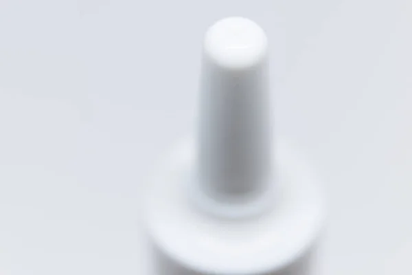 Parte superior del frasco con aerosol nasal sobre fondo blanco — Foto de Stock