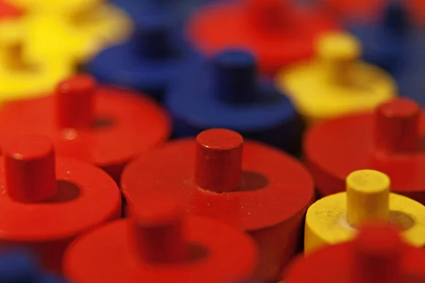 Piezas de juego de madera rojas, amarillas y azules en primer plano — Foto de Stock