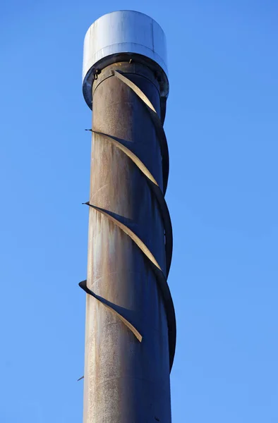 Una gran chimenea marrón en el edificio industrial con metal en espiral —  Fotos de Stock