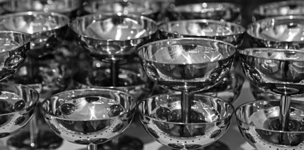 Vasos de plata apilados uno en el otro en estante en los grandes almacenes —  Fotos de Stock