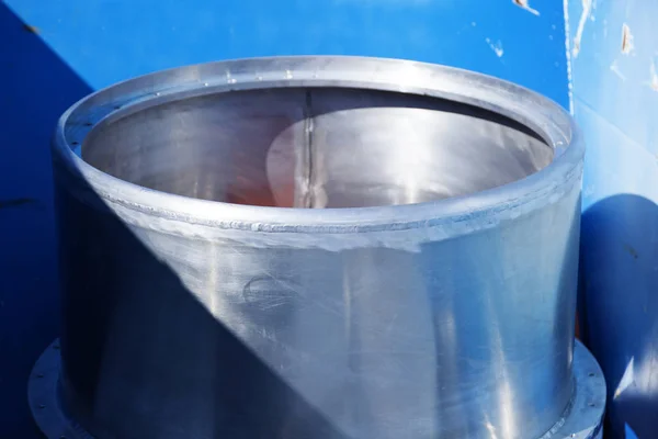 Металевий циліндр у синьому контейнері — стокове фото
