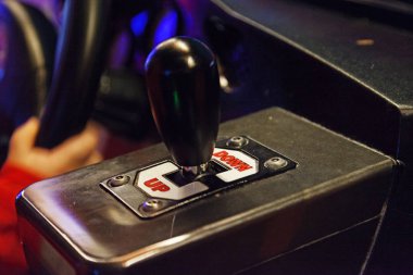 Oyun odasındaki araba oyunları için vites kolu