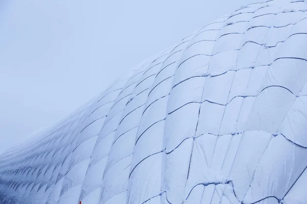 Grande tenda de futebol e futebol em que nevou — Fotografia de Stock