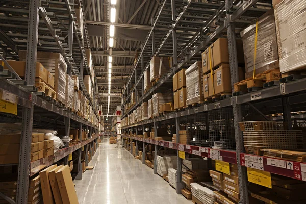 Sarı tonda paketlerle dolu büyük bir depo.
