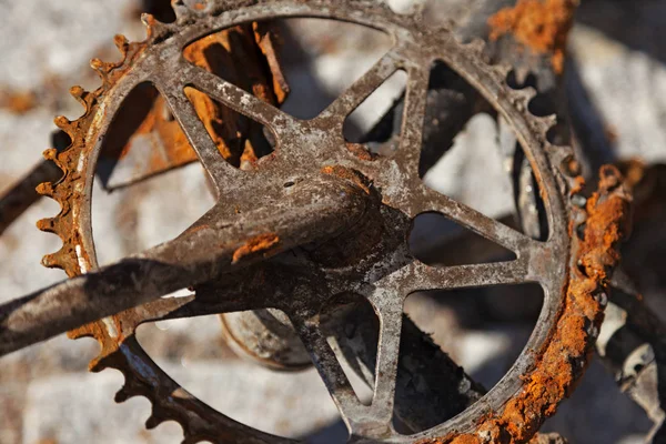Moyeu et engrenages vieux et très rouillés pour vélo cassé — Photo