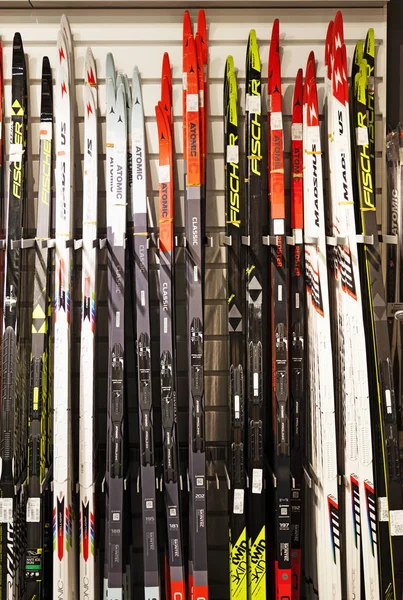 Muchos esquís de fondo para la venta en la tienda de artículos deportivos — Foto de Stock
