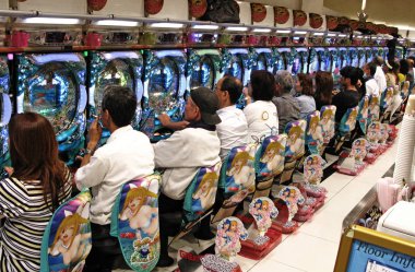 Ofisteki insanlar molalarda oyun oynuyorlar.