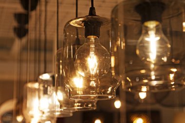 Tavandan çıplak ampuller sarkan lambalar.