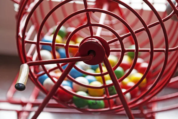 Jogo de loteria vermelho com diferentes bolas de bingo coloridas na luz de fundo — Fotografia de Stock