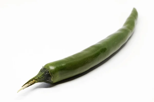 Una fruta entera de chile verde sobre fondo blanco — Foto de Stock