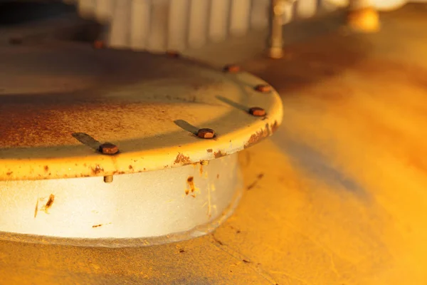 Tapa con tornillos a un tanque grande para riego por efecto invernadero — Foto de Stock