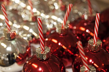 Kırmızı ve gümüş renkli, bastonlu Noel topları.