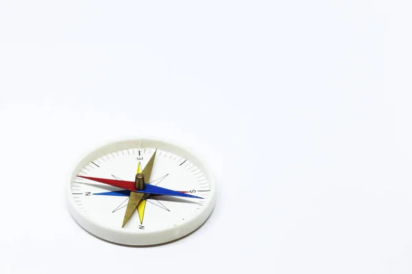 Kompas s jehlou na bílém pozadí studio světlo — Stock fotografie