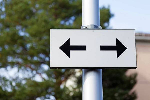 Verkeersbord Met Pijlen Twee Verschillende Richtingen — Stockfoto