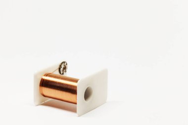 Beyaz arkaplanda elektromıknatıs bobini