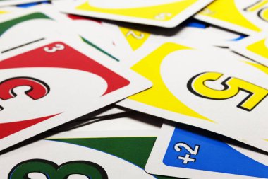 Umea, Norrland İsveç - 16 Şubat 2020: farklı sayılara sahip kart oyunları rastgele masaya konur