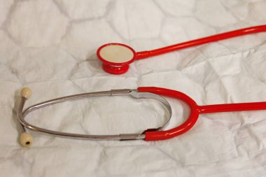 Bir doktorun steteskobu hastane yatağında yatıyor.