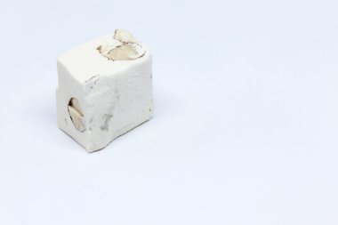 Beyaz arka planda güzel bir nougat şekeri.