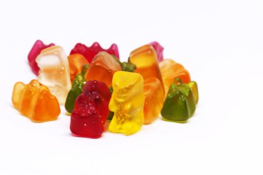 Beyaz arkaplanda birkaç jelibon var.