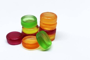 Beyaz arkaplanda yumuşak ve renkli şekerler yığını