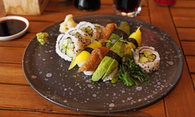 Umea 'nın merkezindeki bir restoranda suşi tabağı.