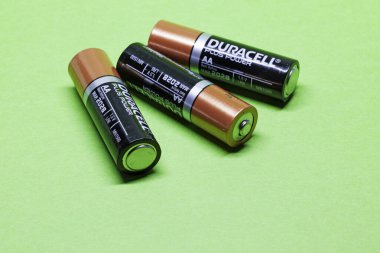 Umea, Norrland İsveç - 25 Mart 2020: Yeşil arka planda üç AA batarya