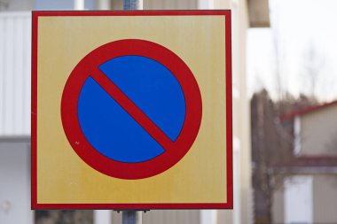 Yol tabelası. Bu da bölgede park yasağı anlamına geliyor.