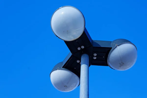 Una Lámpara Calle Que Muy Diferente Con Tres Fuentes Luz — Foto de Stock