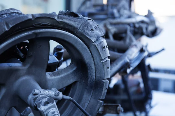Kırık motosiklet tekerleği ve diğer metal döküntüleri.