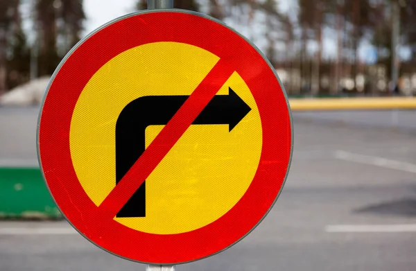Дорожный Знак Который Означает Должны Повернуть Направо — стоковое фото