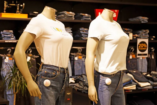 Umea Norrland Suecia Abril 2020 Dos Maniquíes Modernos Con Jeans — Foto de Stock