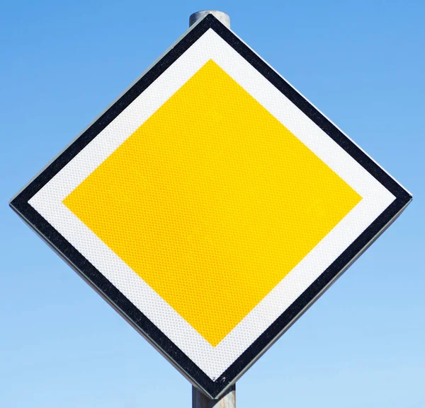 Sinal Trânsito Que Significa Estrada Principal Branco Amarelo Preto — Fotografia de Stock
