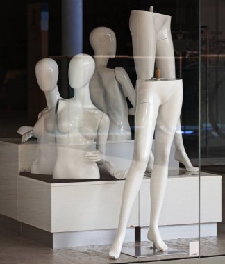 Alışveriş merkezinde sökülmüş çıplak mankenler.