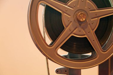 Kamerada görmek için monte edilmiş eski moda bir film.