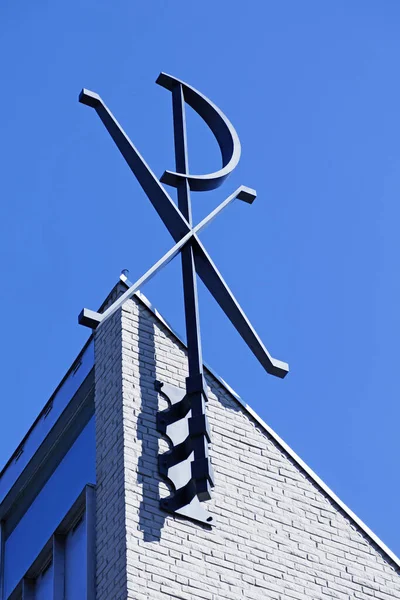 Kirche Mit Einem Symbol Auf Dem Dach Das Ein Mit — Stockfoto