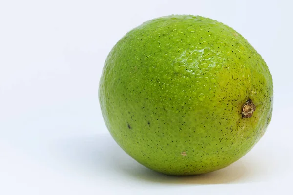 Una Cal Verde Con Gotas Agua Sobre Fondo Blanco — Foto de Stock