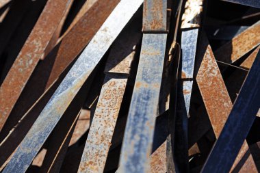 Bir sürü metal şerit ve kurdele.