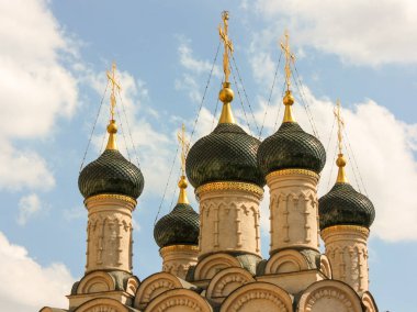 Orta Sadovniki 'deki Ortodoks Aziz Sophia Kilisesi, Moskova, Rusya' nın arka planında bulutlar