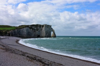 Etretat plajı ve bulutlu havada kayalar, Normandiya, Fransa