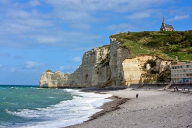 Güneşli bir günde, Normandiya, Fransa 'da etretat kayaları ve fırtınalı deniz