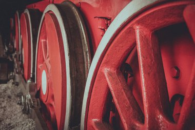 Buharlı lokomotifin kırmızı tekerlekleri (tren)