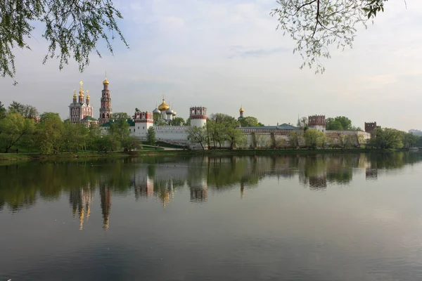 Monastero Novodevichy Mosca Russia Giorno Estivo Nuvoloso Riflessioni Sull Acqua — Foto Stock
