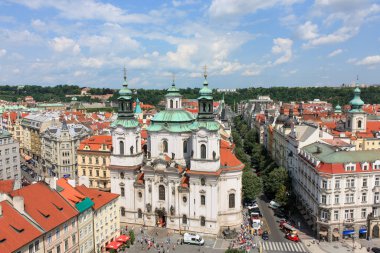 Prag, Çek Cumhuriyeti - 16 Haziran 2011: Belediye sarayından Aziz Nicholas Kilisesi görüşü