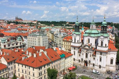 Prag, Çek Cumhuriyeti - 16 Haziran 2011: Belediye sarayından Aziz Nicholas Kilisesi görüşü