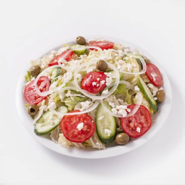 Büyük bir tabak sebze salatası.