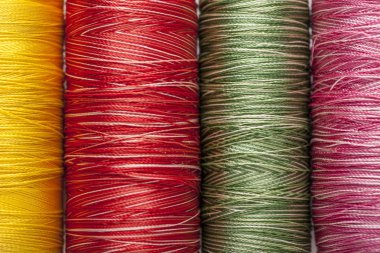 İplik rengi tam dokuya çevirir  