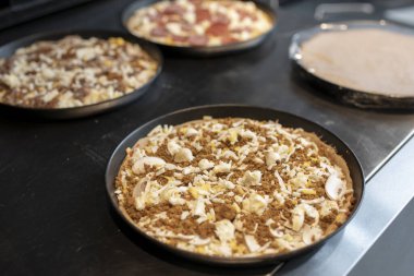 Pişirmeden önce mantarlı pizza ve et