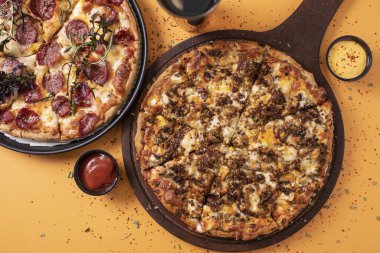 Kıyma ve mantarlı pizza.