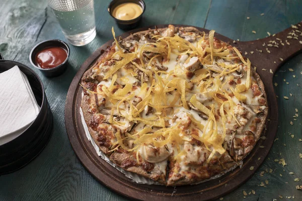 Alfredo Tavuklu Pizza ve kızarmış patates