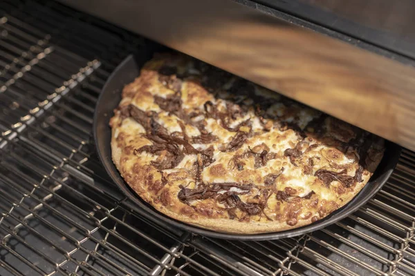 Pizza makinesinin içindeki pizza.